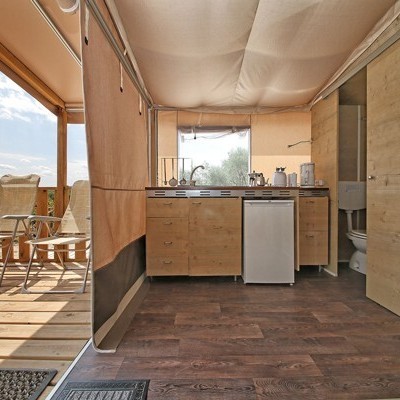 Lodgetent met sanitair-block